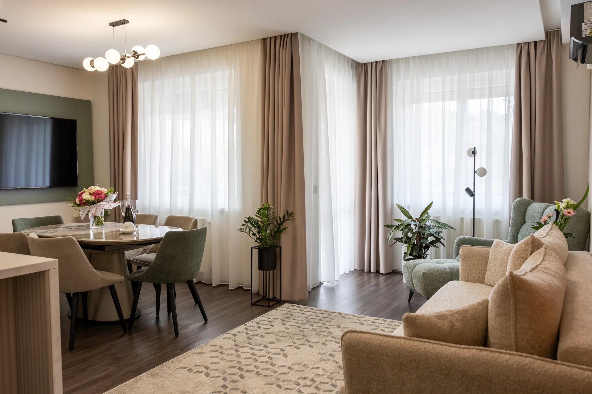 A Mokka Prémium Apartman nappalija nagy ablakokkal