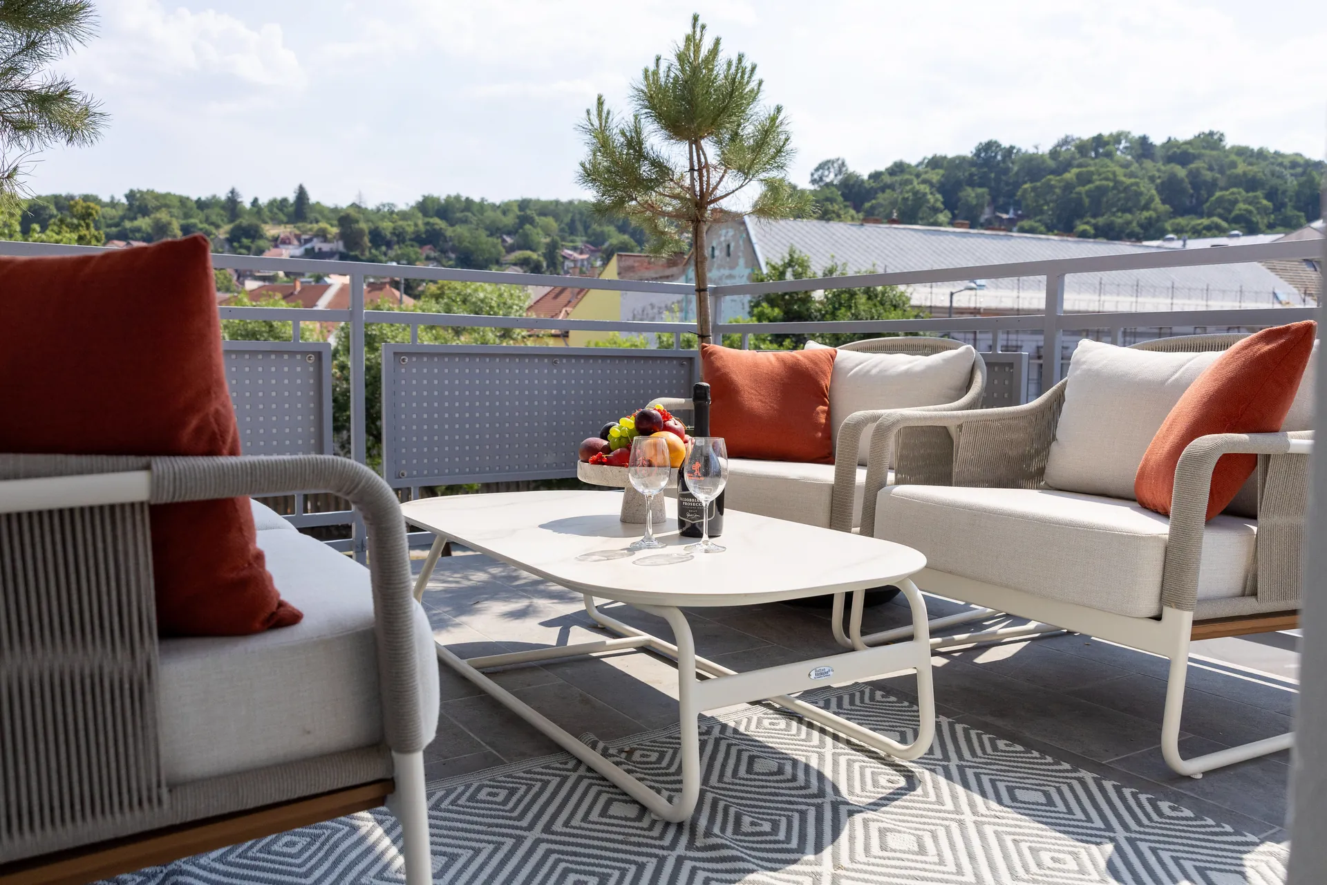 A Mokka Prémium Apartman tágas, nyugati fekvésű terasza