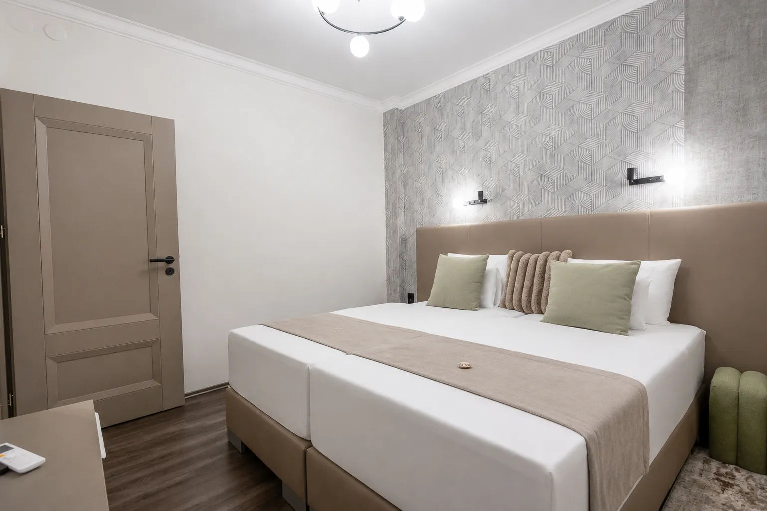 A kisebb hálószoba king size ággyal